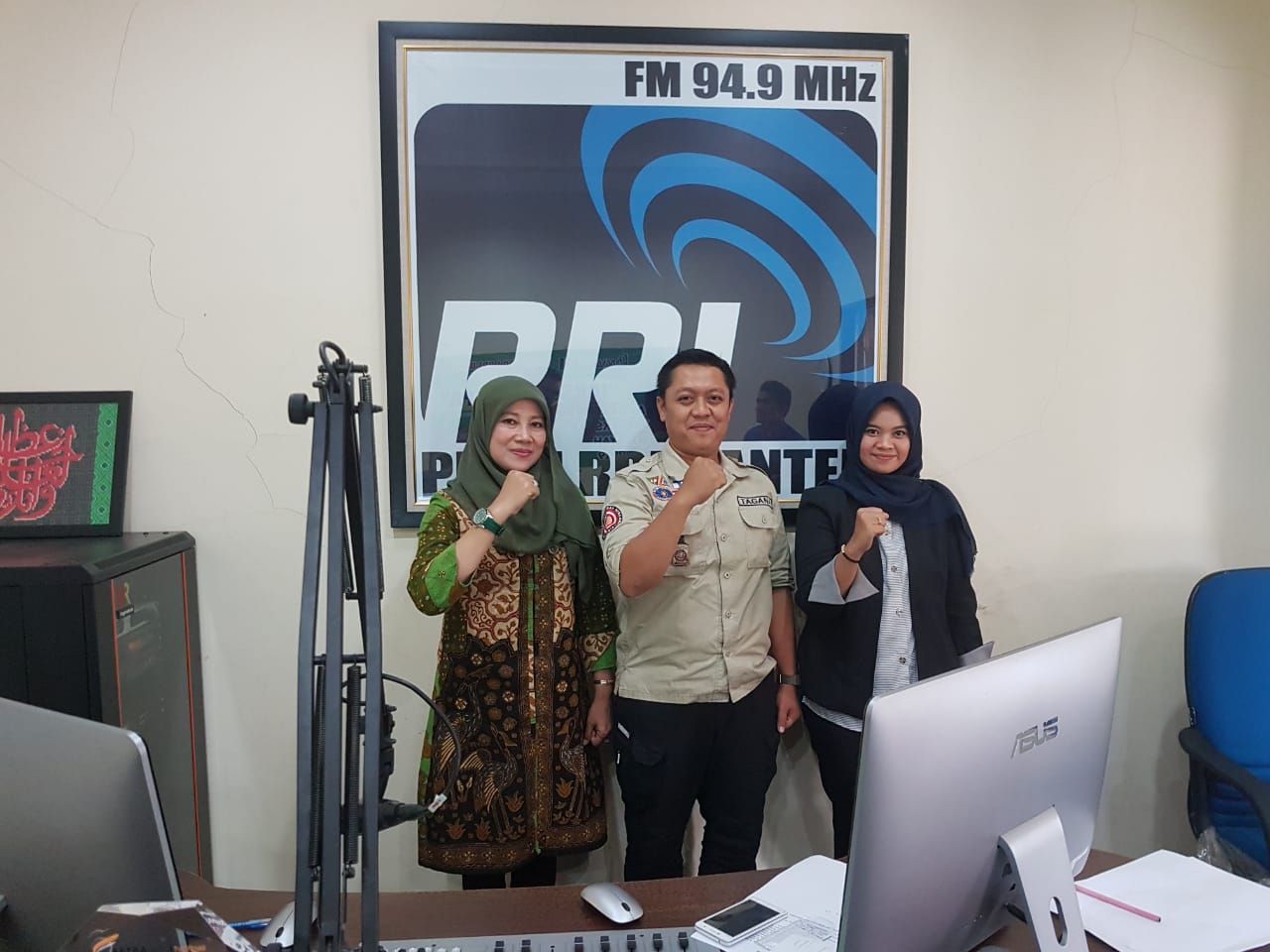Dialog Interaktif dengan Topik Sosialiasi kampung siaga Bencana: disiarkan langsung Radio RRI Banten 94,9 FM